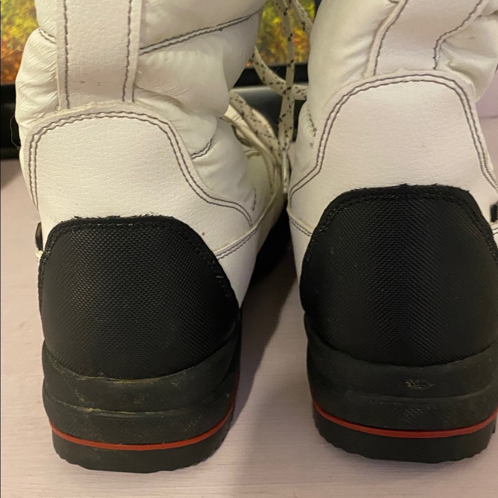 Cougar Canada White and Black Winter Boots, very nice condition. Waterproof - Picture 4 of 7